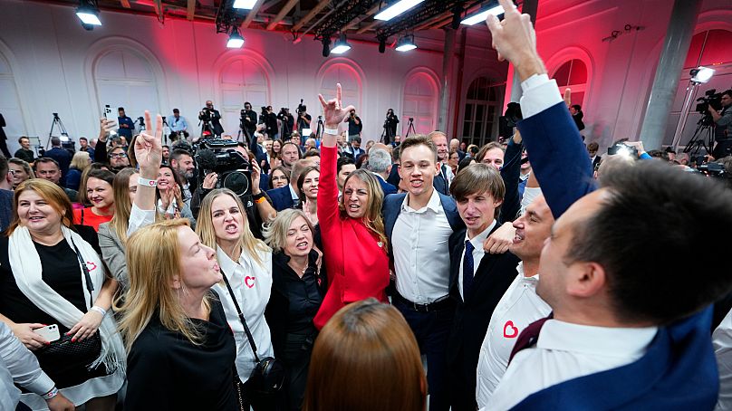 Zwolennicy Donalda Tuska, byłego polskiego premiera, świętują w siedzibie swojej partii w Warszawie.