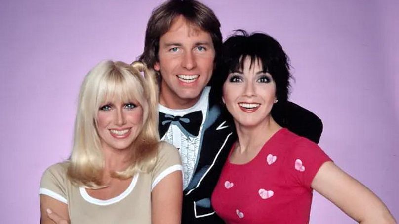 Suzanne Somers, John Ritter i Joyce DeWitt pozują do zdjęcia z drugiego sezonu „Three's Company”.