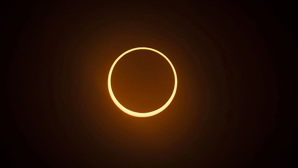 Na zdjęciach: zaćmienie słońca „Pierścień Ognia” oferuje spektakularny spektakl w obu Amerykach