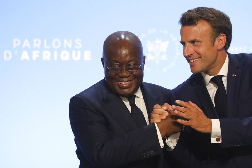 Prezydent Francji Emmanuel Macron ściska dłoń prezydent Ghany Nana Akufo-Addo w Paryżu, lipiec 2019 r.