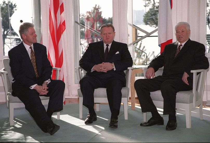 PLIK: Prezydent USA Bill Clinton, prezydent Finlandii Martti Ahtisaari, rezydencja prezydenta Rosji Borysa Jelcyna Mantyniemiego 21 marca 1997 r.