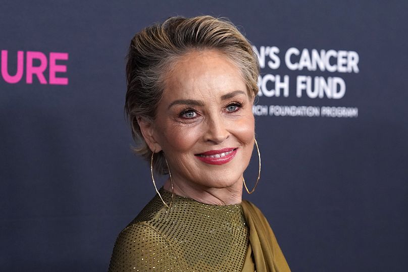 Sharon Stone pozuje podczas „Niezapomnianego wieczoru”  na rzecz Funduszu Badań nad Rakiem Kobiet w Beverly Hills w Kalifornii, 16 marca 2023 r.