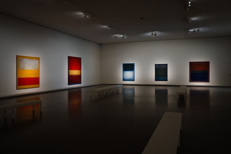 Obrazy amerykańskiego artysty Marka Rothko można oglądać na wystawie poświęconej jego pracom w Fondation Louis Vuitton w Paryżu 13 października 2023 r.