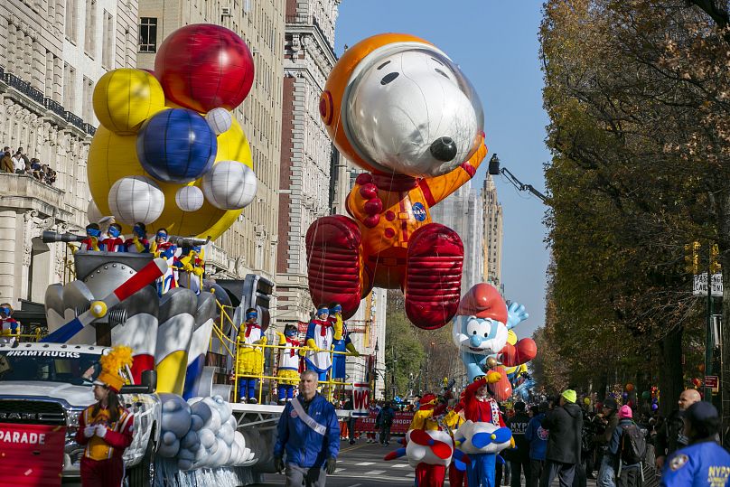 Postacie z komiksów, Snoopy i Papa Smurf, są postrzegani jako pływaki podczas parady z okazji Święta Dziękczynienia w Nowym Jorku w 2022 roku.