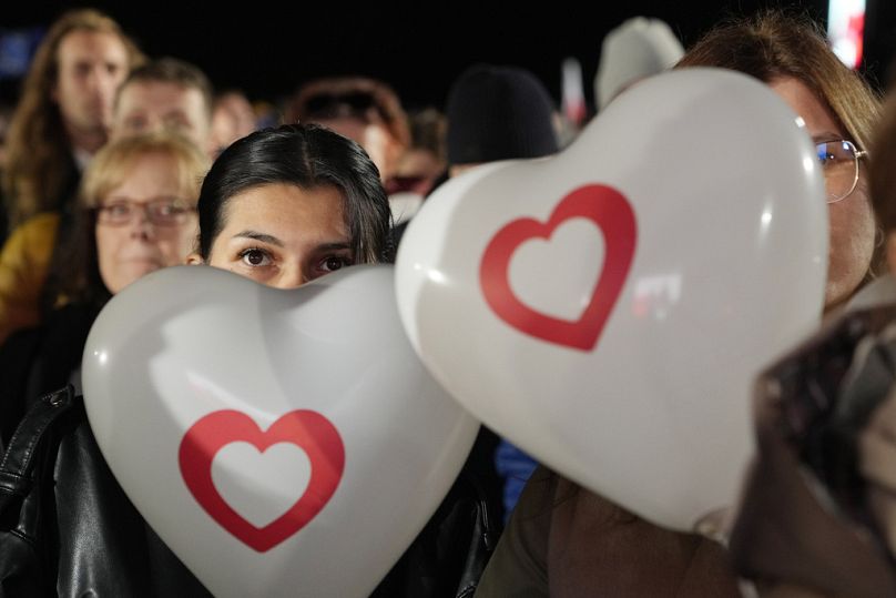 Wiec zwolenników lidera polskiej opozycji Donalda Tuska przed budynkiem telewizji państwowej TVP w Warszawie, październik 2023 r.