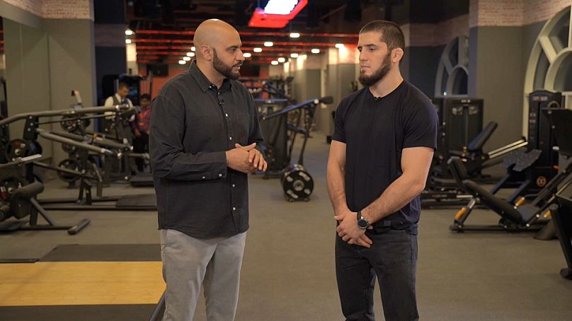 Islam Makhachev, mistrz UFC w wadze lekkiej (z prawej) rozmawia z Euronews