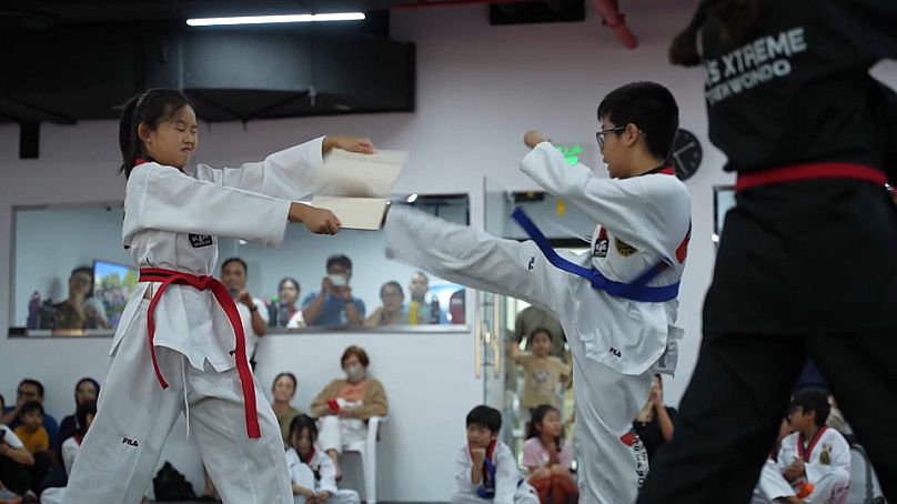 Młodzi uczniowie ćwiczą w Kim's Xtreme Taekwondo w Doha