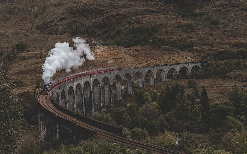 Możesz przejechać się prawdziwym, parowym ekspresem Hogwart Express przez odległe górskie krajobrazy Szkocji i przez 21-łukowy wiadukt Glenfinnan.