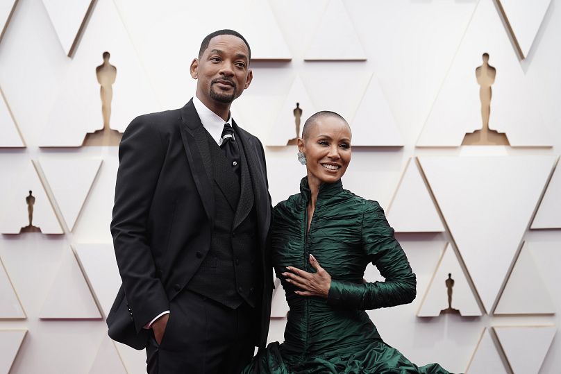 Will Smith (po lewej) i Jada Pinkett Smith przybywają na ceremonię wręczenia Oscarów w niedzielę 27 marca 2022 r. w Dolby Theatre w Los Angeles.