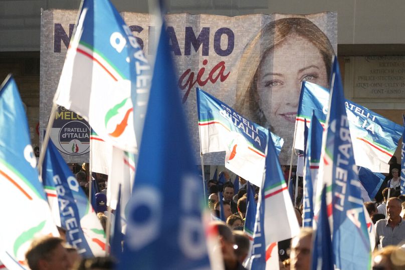 Zwolennicy prawicowego populisty Fratelli d'Italia biorą udział w wiecu w centrum Rzymu, wrzesień 2022 r.