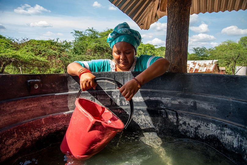 Mónica Lopez, liderka Wayuu, zbiera wodę pitną ze zbiornika w La Guajira.