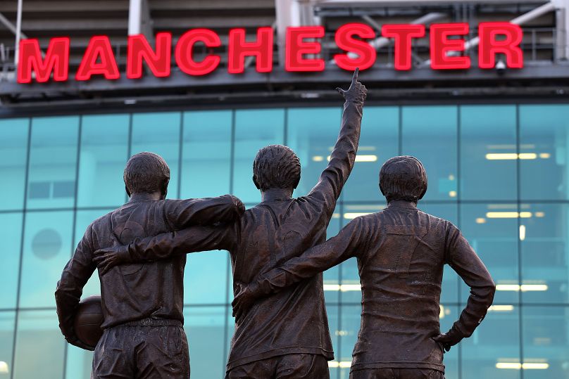 Posągi Sir Bobby'ego Charltona, George'a Besta i Denisa Law można zobaczyć przed stadionem Manchesteru United