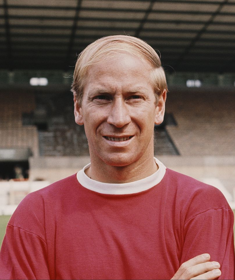 Bobby Charlton pozował na boisku stadionu Old Trafford United w Manchesterze w Anglii w lipcu 1968 r. przed rozpoczęciem sezonu piłkarskiego 1968–69