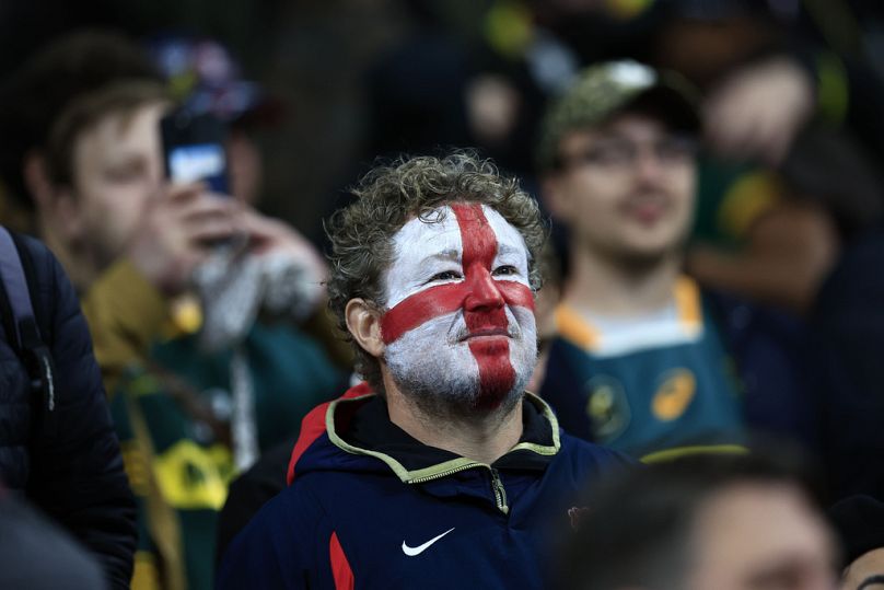 Kibic Anglii ogląda półfinałowy mecz Pucharu Świata w Rugby pomiędzy Anglią a Republiką Południowej Afryki na Stade de France