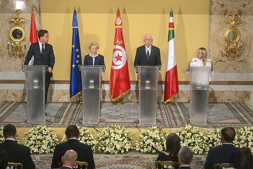 Premier Holandii Mark Rutte, premier Włoch Giorgia Meloni i przewodnicząca Komisji Europejskiej Ursula von der Leyen w Kartaginie z prezydentem Kaisem Saiedem