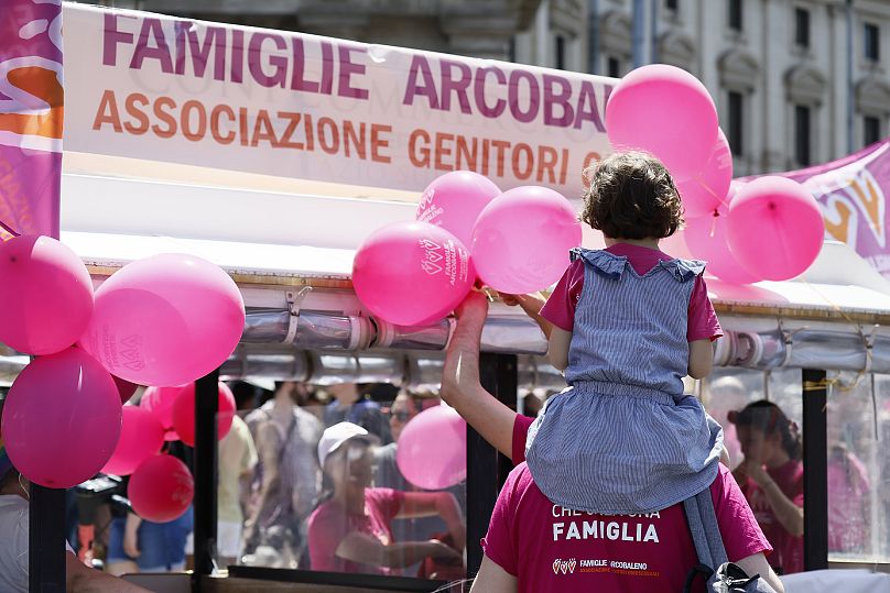 Coroczna parada LGBTQ+ w Rzymie stanowi barwny kontrapunkt dla ataków prawicowego rządu krajowego na ciąże zastępcze