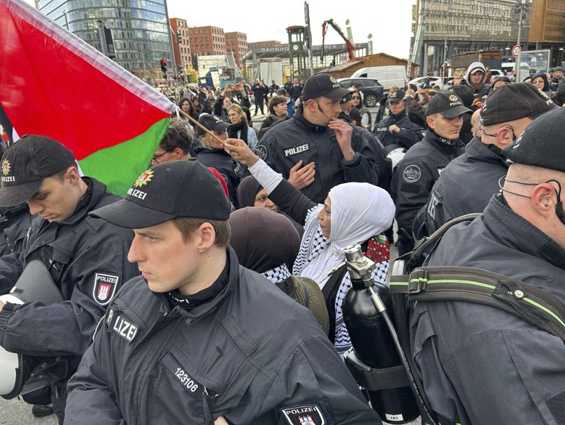 Protestujący trzymający flagi i wykrzykujący hasła zbierają się na propalestyńskim wiecu w Rzymie, sobota, 21 października 2023 r.