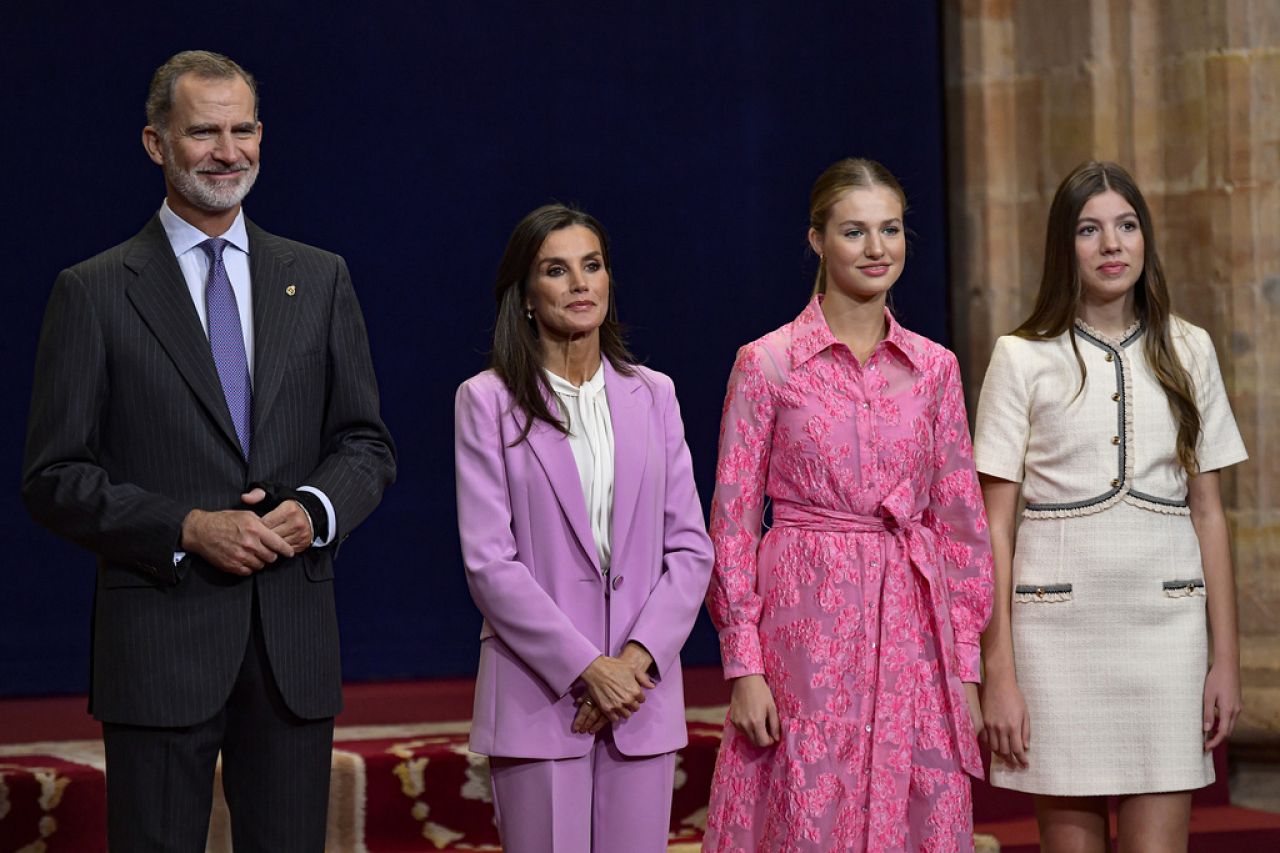 Hiszpańska rodzina królewska pozuje podczas ceremonii wręczenia nagród księżnej Asturii.