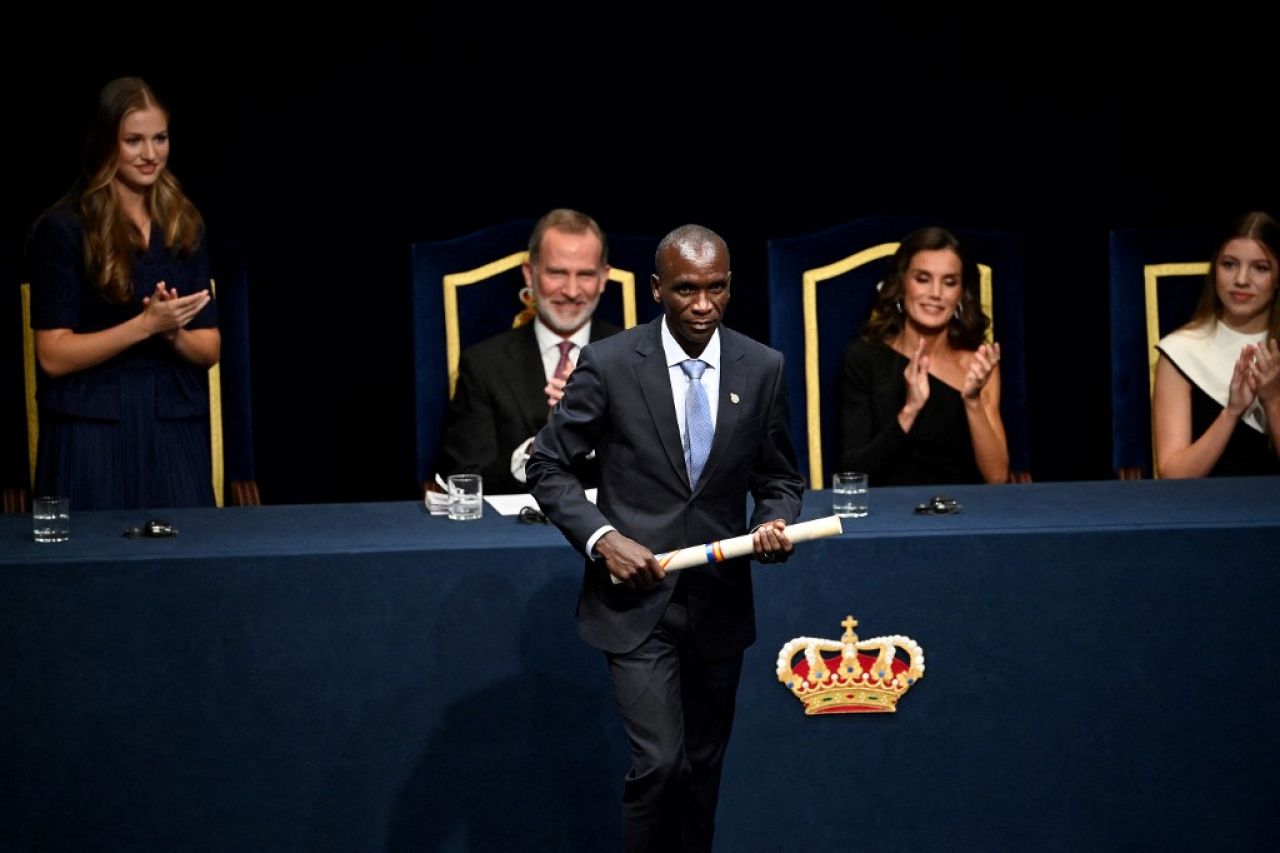 Rekordzista świata w maratonie w Kenii Eliud Kipchoge gestykuluje po otrzymaniu nagrody Księżnej Asturii w dziedzinie sportu w 2023 r. podczas ceremonii wręczenia nagród Księżnej Asturii w 2023 r.