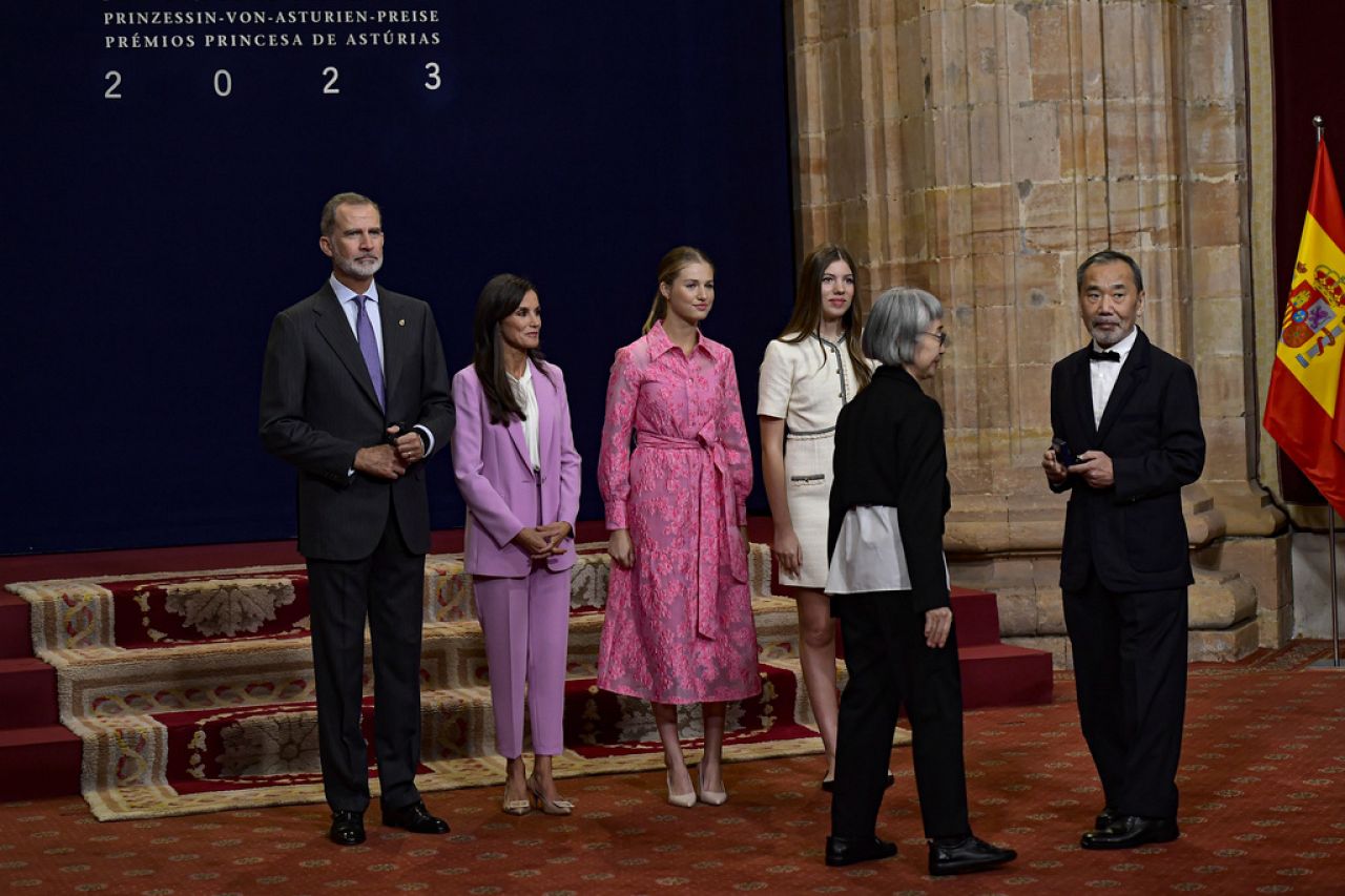 Japoński autor Haruki Murakami (z prawej) po otrzymaniu godła od hiszpańskiej rodziny królewskiej podczas wręczania nagród Księżnej Asturii.