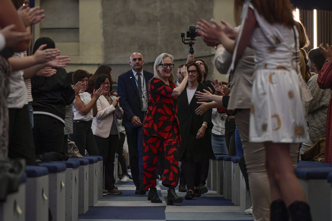 Amerykańska aktorka Meryl Streep macha po przybyciu do Oviedo w północnej Hiszpanii, środa, 18 października 2023 r., przed otrzymaniem nagrody Princess Asturias Arts Award