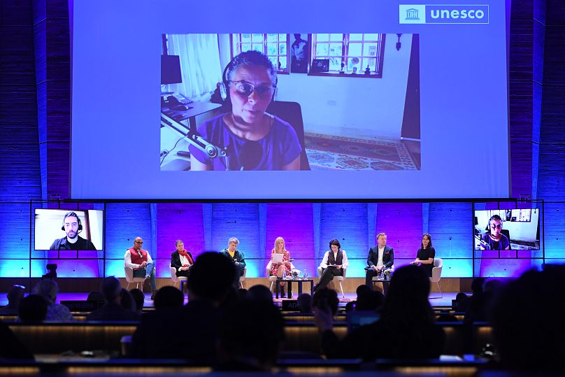 Yvonne Muinde przemawia przez rozmowę wideo podczas konferencji UNESCO AI w Paryżu