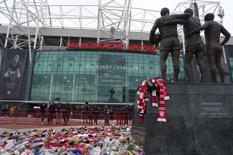 Złożenie kwiatów w hołdzie Bobby'emu Charltonowi na stadionie Old Trafford w Manchesterze w Anglii, poniedziałek, 23 października 2023 r.