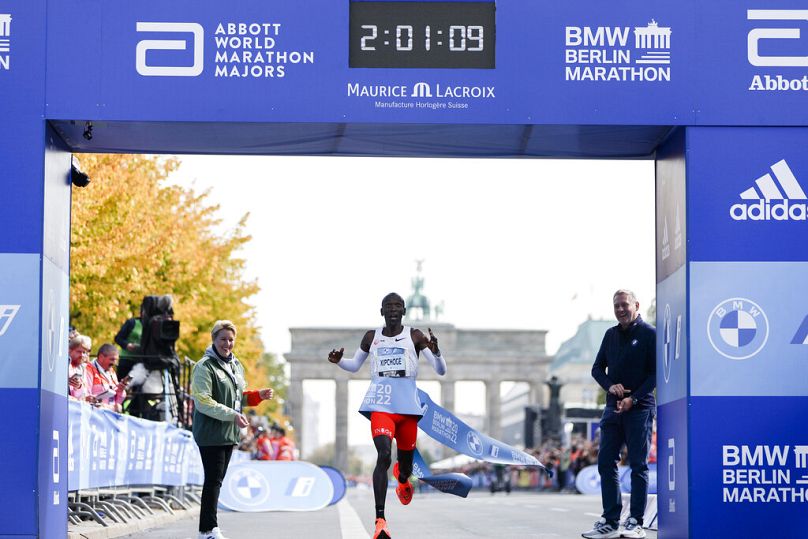 Kenijczyk Eliud Kipchoge przekracza linię mety i zwycięża maraton berliński w Berlinie, Niemcy, niedziela, 25 września 2022 r.