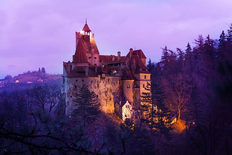 Zamek Bran w Transylwanii słynie z tego, że stał się inspiracją dla „Draculi” Brama Stokera.