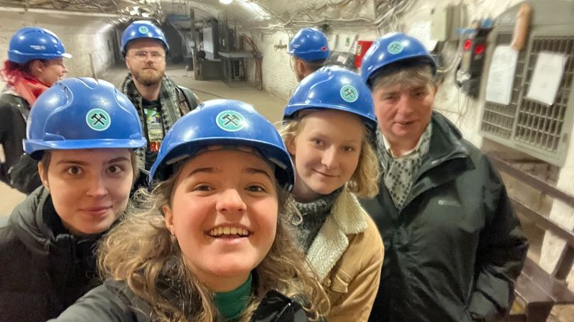 Uczestnicy kampanii odwiedzają kopalnię węgla kamiennego w Polsce.  „Rząd rozmawia z górnikami tylko wtedy, gdy potrzebują dobrej konferencji prasowej” – mówi Dominika.