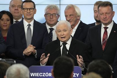 15 października w Warszawie przemawia lider konserwatywnej partii Prawo i Sprawiedliwość Jarosław Kaczyński, sprawujący władzę w Polsce.  Po lewej premier Mateusz Morawiecki.