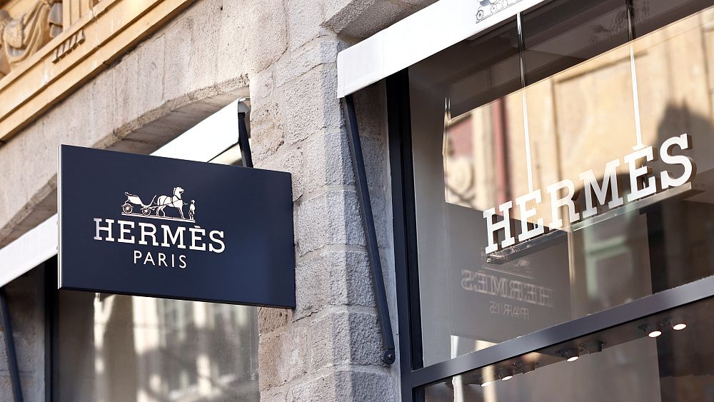 Hermès przewyższa konkurentów z branży luksusowej w obliczu spowolnienia w branży