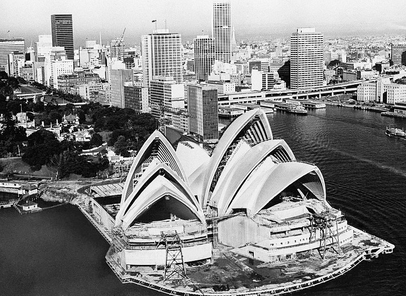 Ogromny dach w kształcie muszli nowo wybudowanej Opery w Sydney 1 sierpnia 1967 roku w Sydney w Australii wznosi się nad panoramą miasta.