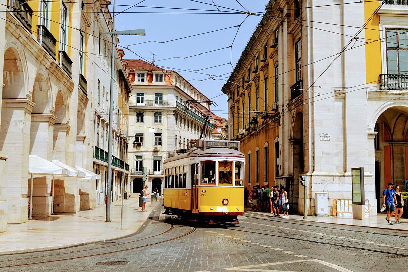 Trasa rozpoczyna się w Lizbonie, słonecznym mieście wyłożonym kafelkami budynków i zabytkowych tramwajów.