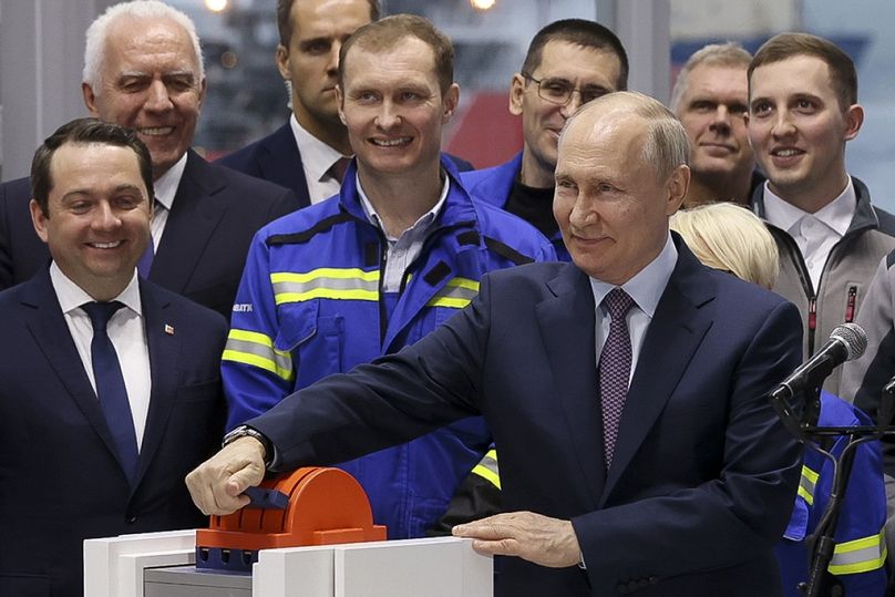 Prezydent Rosji Władimir Putin uczestniczy w ceremonii uruchomienia części projektu Arctic LNG2 we wsi Biełokamenka, lipiec 2023 r.