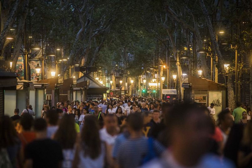 Ludzie przechodzą historyczną ulicą Las Ramblas dzień po ataku terrorystycznym w Barcelonie, Hiszpania, piątek 18 sierpnia 2017 r.