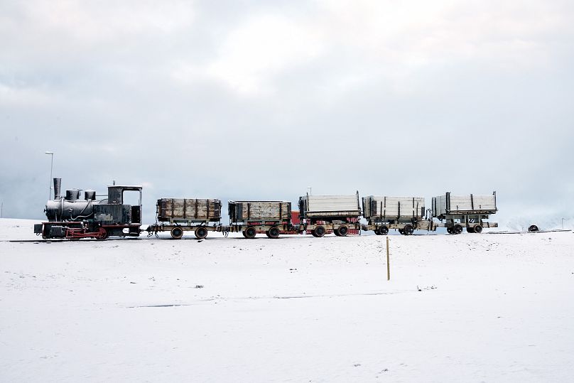 Stara lokomotywa używana do transportu węgla jest zachowana jako pomnik w Ny-Alesund na Svalbardzie w Norwegii.