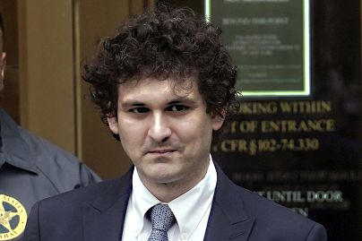 Współzałożyciel FTX Sam Bankman-Fried opuszcza w czerwcu sąd federalny w Nowym Jorku.