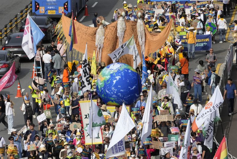 Protestujący przeciwko zmianom klimatycznym żądają zaprzestania stosowania paliw kopalnych na wiecu w Seulu w Korei Południowej, wrzesień 2023 r.