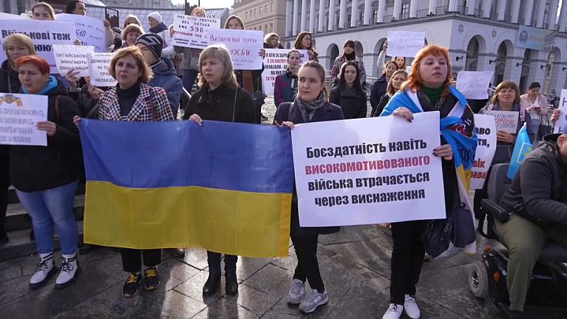 Pokojowe protesty na Ukrainie wzywające do demobilizacji żołnierzy, którzy od 18 miesięcy znajdują się na pierwszej linii frontu.  27 października 2023 r