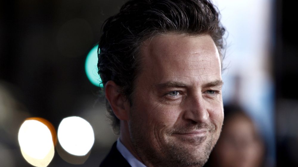 Matthew Perry, nominowany do nagrody Emmy gwiazdor „Przyjaciół”, zmarł w wieku 54 lat