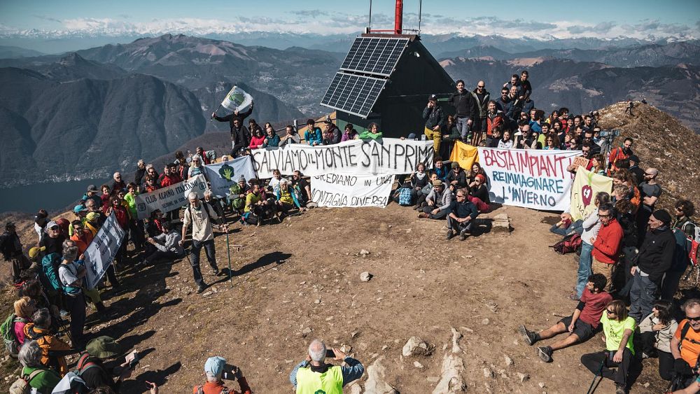 Z tego stoku narciarskiego roztaczają się wspaniałe widoki na jezioro Como.  Ale czy zmiany klimatyczne spowodowały, że jest za nisko dla śniegu?