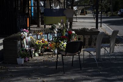 Prowizoryczny pomnik, na którym siły rosyjskie uderzyły rakietą Iskander w restaurację, zabijając 13 osób w Kramatorsku na Ukrainie, środa, 13 września 2023 r.