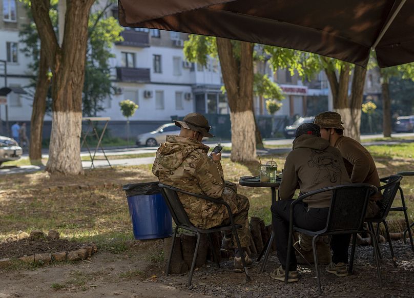 Ukraińscy żołnierze jedzą w restauracji w Kramatorsku na Ukrainie, środa, 13 września 2023 r.