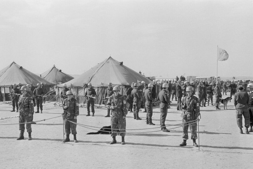 Żołnierze ONZ strzegą namiotów, w których spotykają się szefowie sztabów Izraela i Egiptu, aby omówić rozdział sił podczas wojny Jom Kippur, styczeń 1974 r.