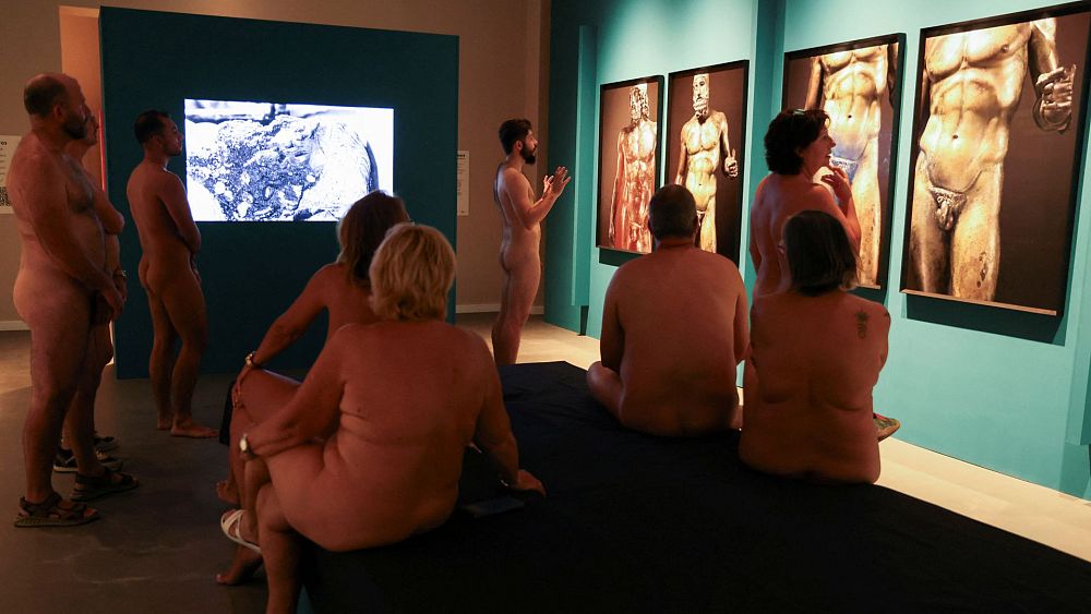 Życie odzwierciedla sztukę: muzeum w Barcelonie zaprasza nudystów na zwiedzanie nagich posągów