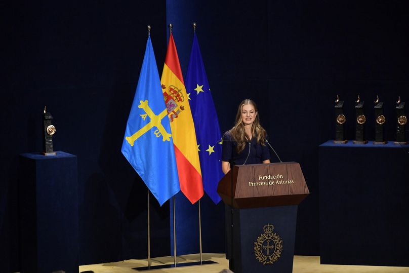 Hiszpańska księżniczka Leonor przemawia podczas ceremonii wręczenia nagród Księżnej Asturii w Oviedo w północnej Hiszpanii, piątek, 20 października 2023 r.