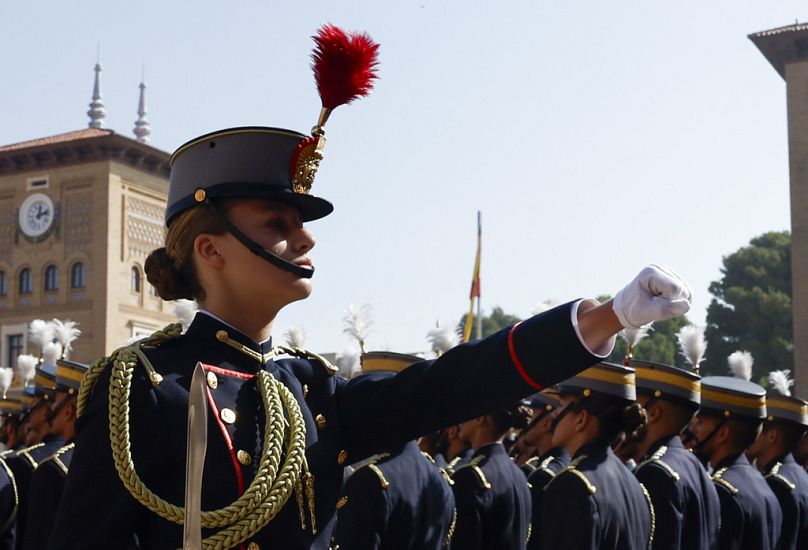 Hiszpańska księżniczka Leonor, następczyni tronu hiszpańskiego, bierze udział w "ceremonia jura de bandera, podczas której przysięga wierność fladze.