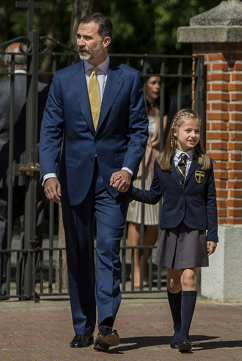 Król Hiszpanii Felipe VI (po lewej) i księżna koronna Leonor (po prawej) przybywają podczas swojej pierwszej komunii do Madrytu, Hiszpania, środa, 20 maja 2015 r.