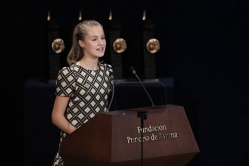 Leonor, księżna Asturii, wygłasza przemówienie podczas ceremonii wręczenia nagród Księżnej Asturii 2021 w Oviedo w północnej Hiszpanii, piątek 22 października 2021 r.